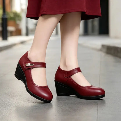 🏆👡【35-41】Zapatos de piel suave con suela blanda y tacón de cuña antideslizantes para madres