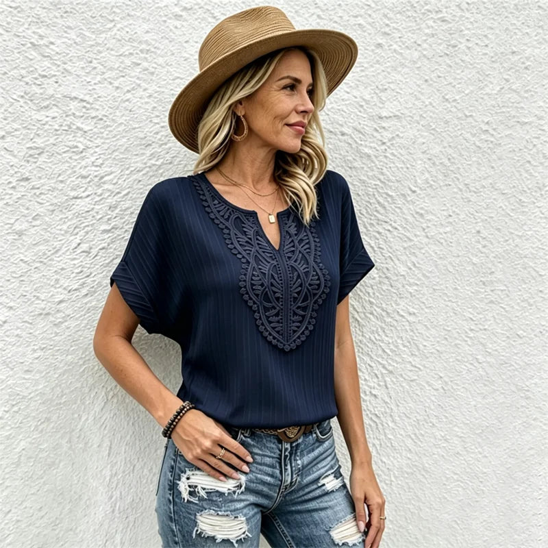👚💗[S-2XL]Elegantní letní halenka s krajkovou výšivkou a výstřihem do V – měkký skládaný materiál, vysoce prodyšný a příjemný na dotek