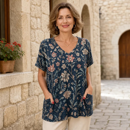🌺✨S–5XL! 【Novinka léto 2026】Dámské tričko z čisté bavlny s výstřihem do V a 3D květinovým potiskem, volný střih s bočními kapsami, 7 barev