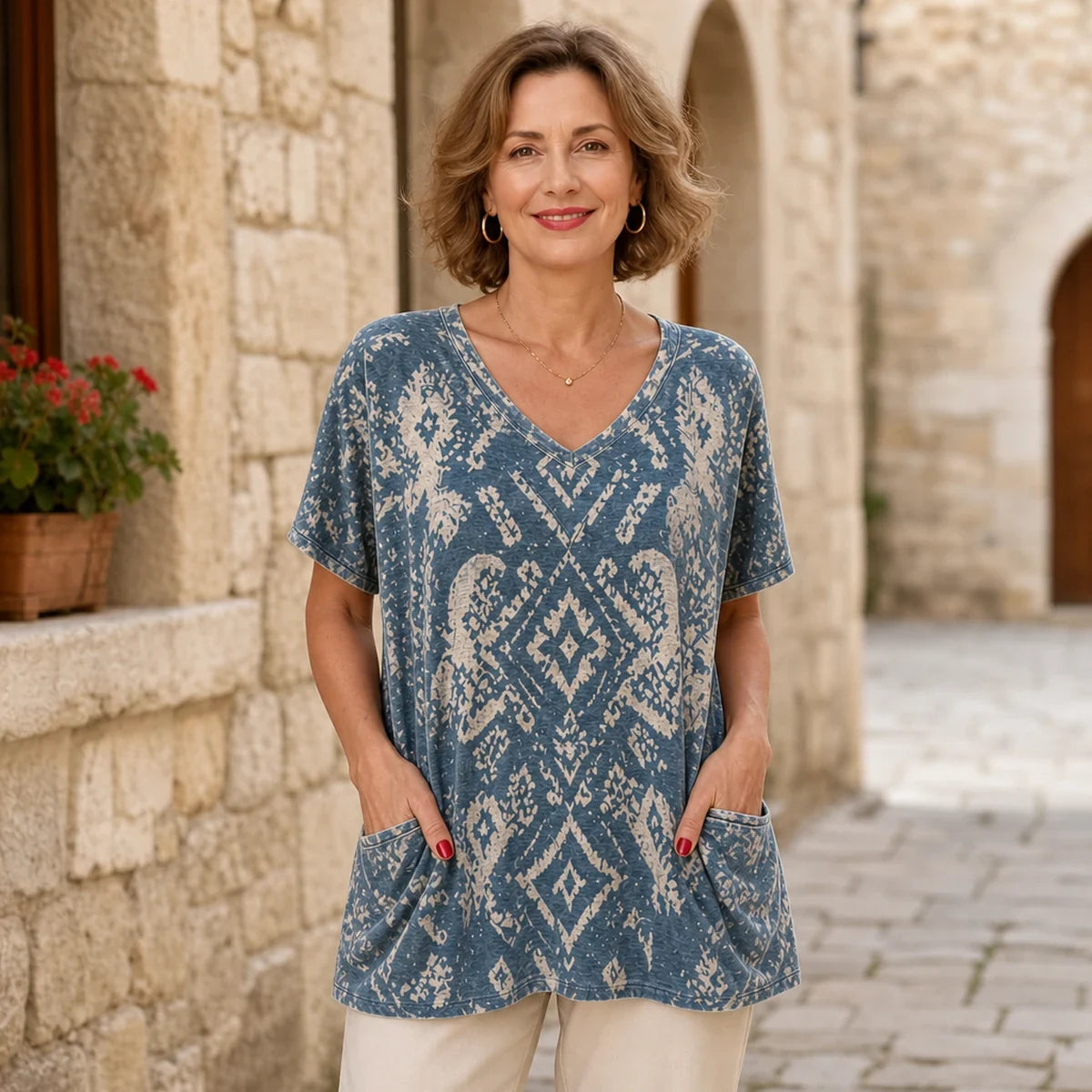 🌺✨S–5XL! 【Novinka léto 2026】Dámské tričko z čisté bavlny s výstřihem do V a 3D květinovým potiskem, volný střih s bočními kapsami, 7 barev