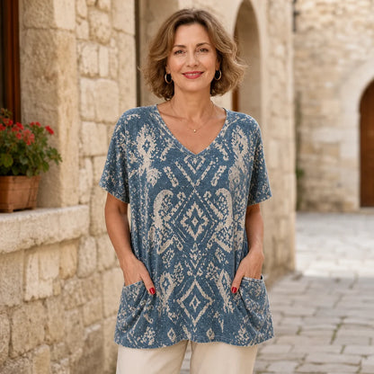 🌺✨S–5XL! 【Novinka léto 2026】Dámské tričko z čisté bavlny s výstřihem do V a 3D květinovým potiskem, volný střih s bočními kapsami, 7 barev