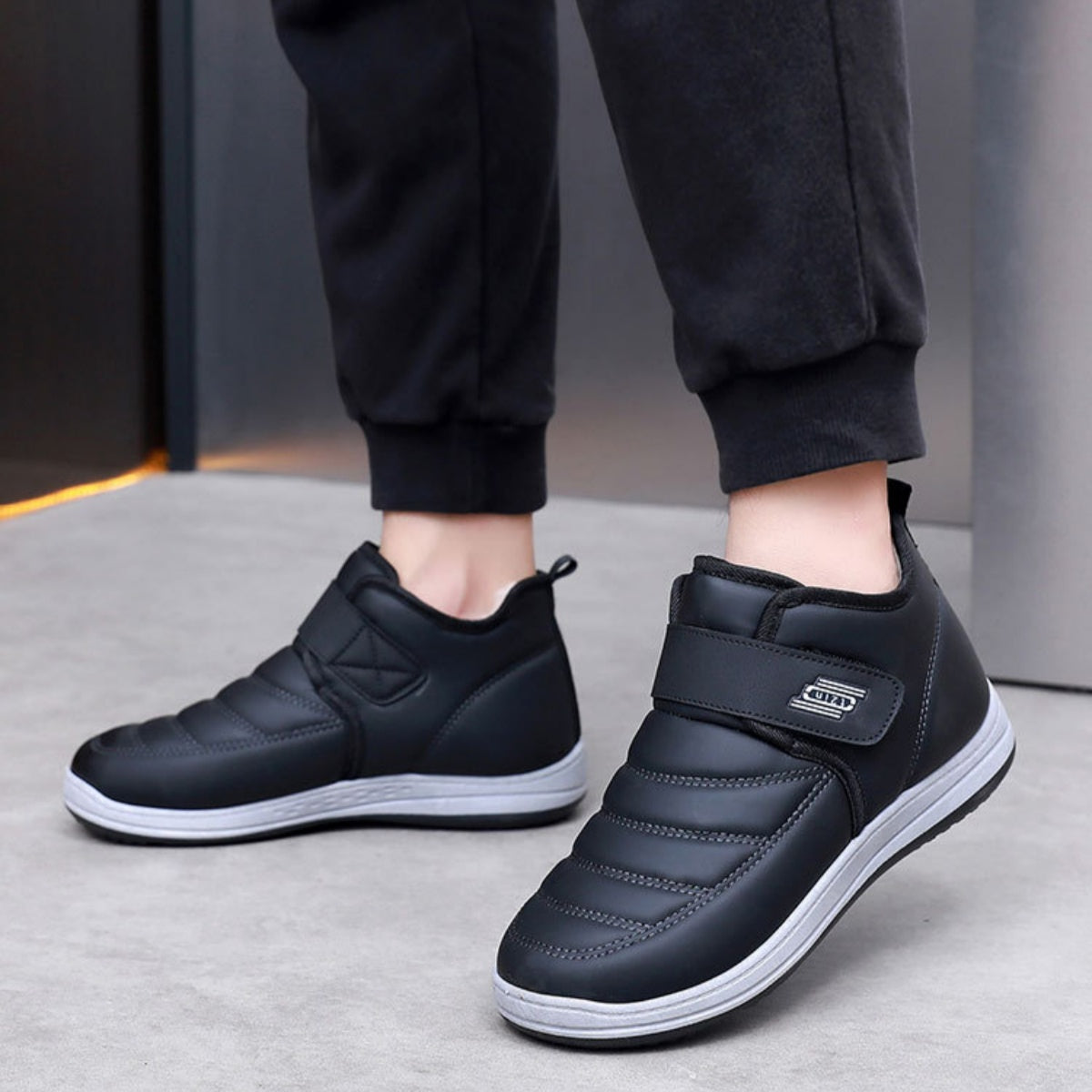 【39-44】🔥Zima 2025, novi modni moški čevlji iz žametnega odebeljenega usnja, nepremočljivi in protizdrsni